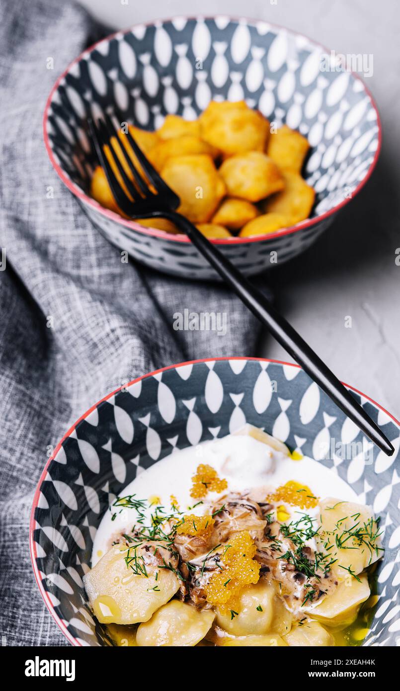 Gnocchi di pesce cinesi guarniti con caviale di luccio Foto Stock