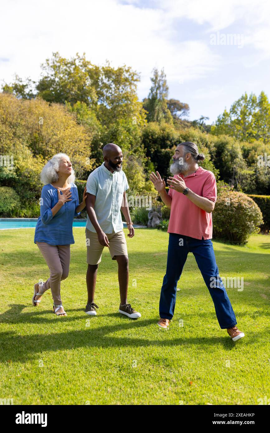 Diversi gruppi di amici che camminano e parlano insieme nel parco Foto Stock