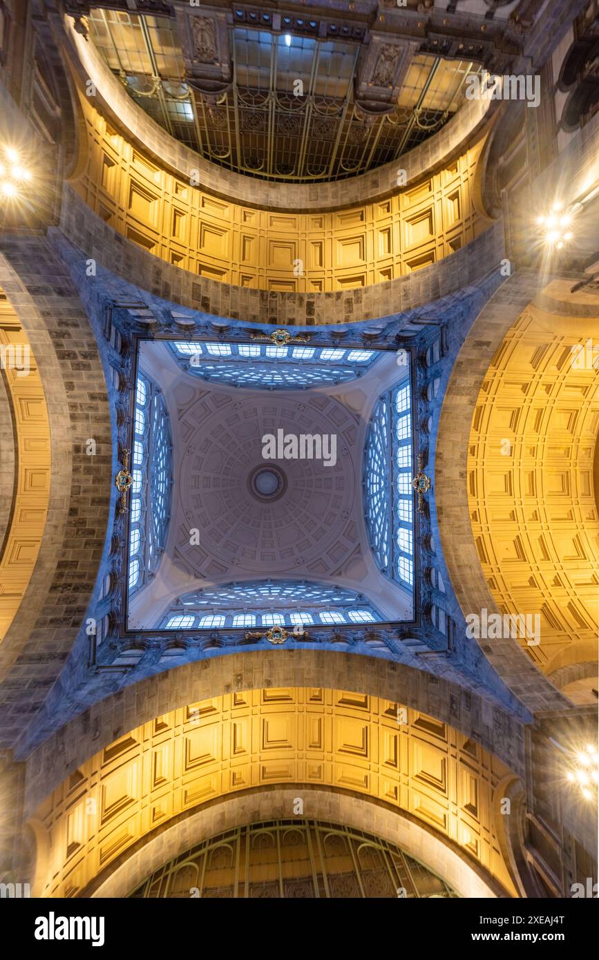 Anversa, Belgio, 25 gennaio 2024, Upward Perspective of Anversa Central Dome Foto Stock