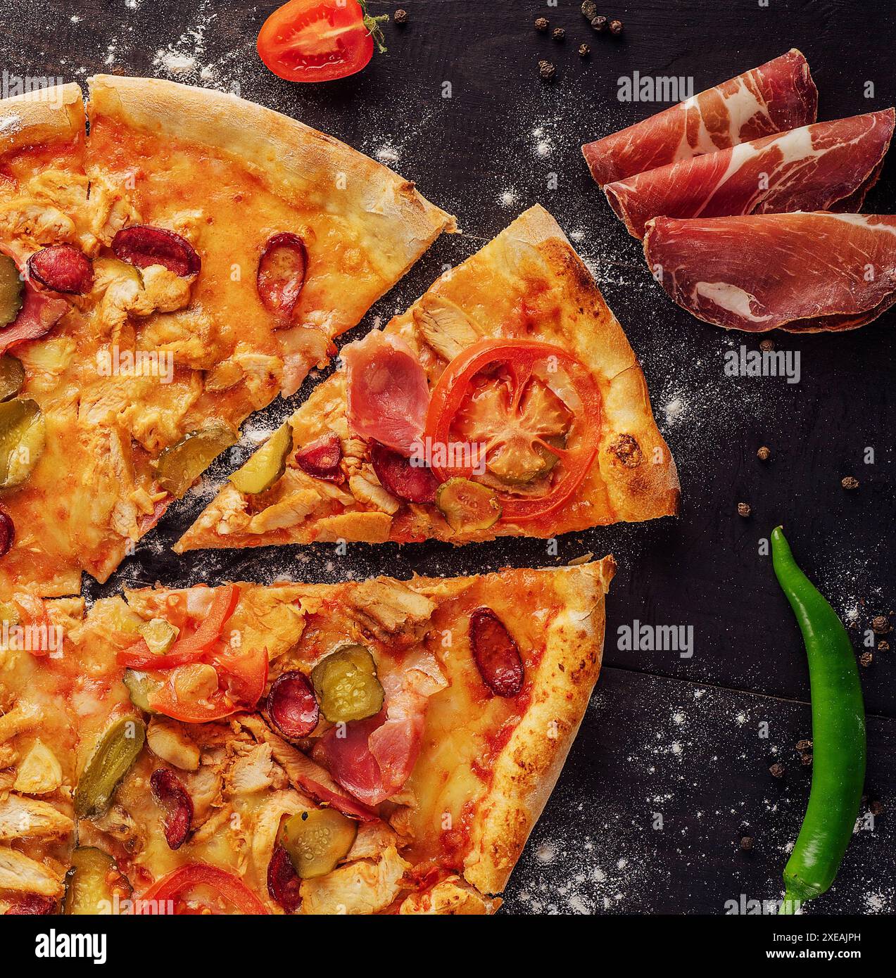 Pizza con salsiccia, prosciutto e pollo Foto Stock