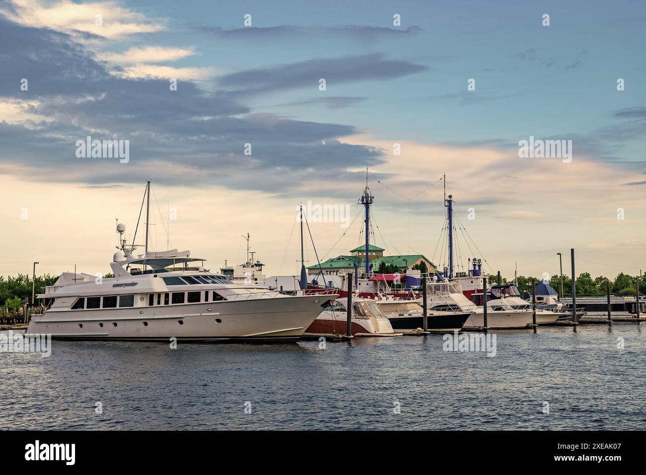 Jersey City, USA - 28 giugno 2023: Yacht di lusso e traghetto attraccati al Liberty Landing Marina sulla Hudson Rive Foto Stock