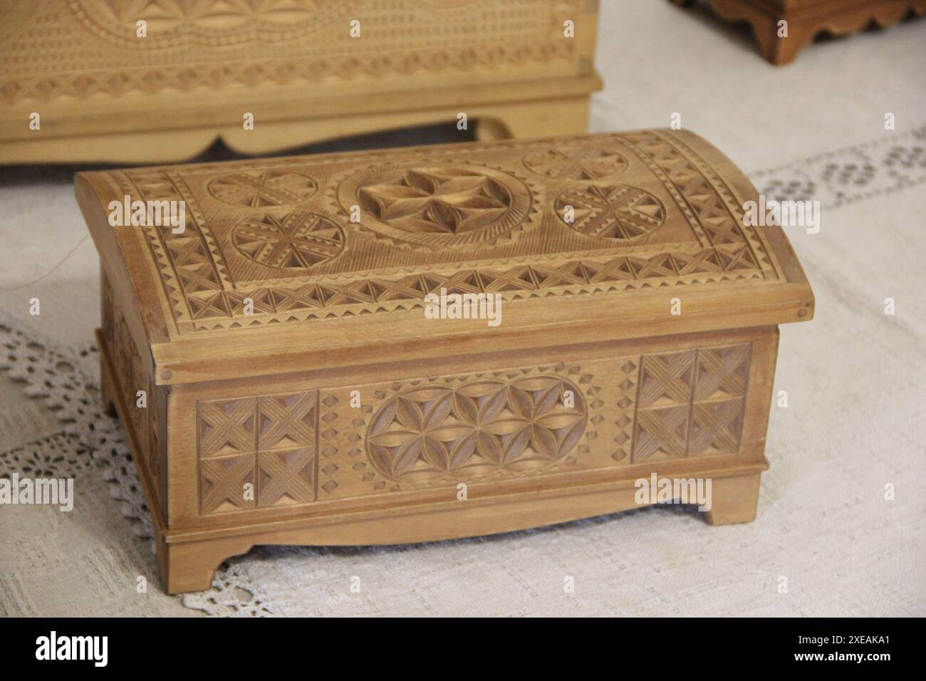 Scatola di legno. scatola in legno con motivo intagliato. produzione di scatole di legno fatte a mano. MasterCraft. C. Fai da te Foto Stock