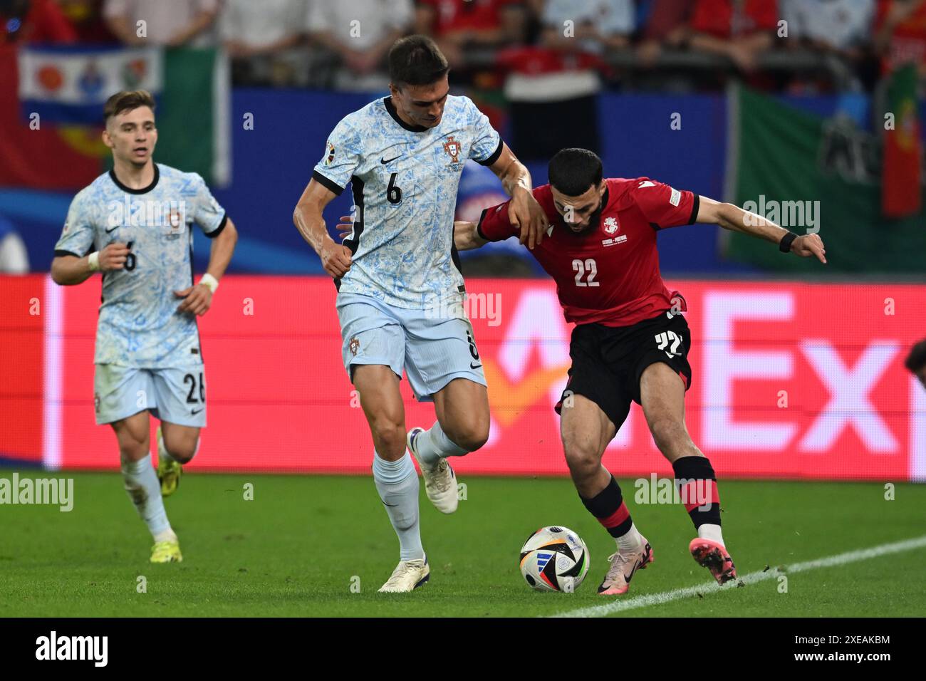 Joao Palhinha (Portogallo) Georges Mikautadze (Georgia) durante la partita UEFA Euro Germany 2024 tra Georgia 2-0 Portogallo all'Arena AufSchalke il 26 giugno 2024 a Gelsenkirchen, Germania. Crediti: Maurizio Borsari/AFLO/Alamy Live News Foto Stock