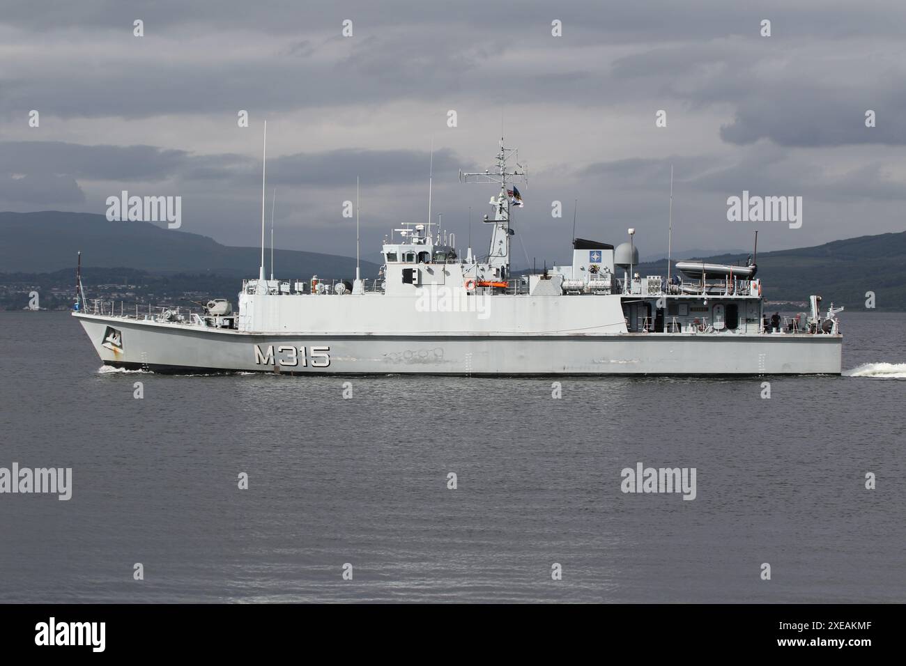 EML Ugandi (M315), un cacciatore di minatori di classe Sandown gestito dalla Marina estone, passando Greenock sul Firth of Clyde. La nave partecipa all'esercitazione Sea Breeze 24-1, un'esercitazione militare multinazionale che si svolge in Scozia. Questa nave aveva servito con la Royal Navy britannica come HMS Bridport (M105), fino a quando non fu dismessa nel 2005, per poi essere trasferita alla Marina estone nel 2008. Foto Stock