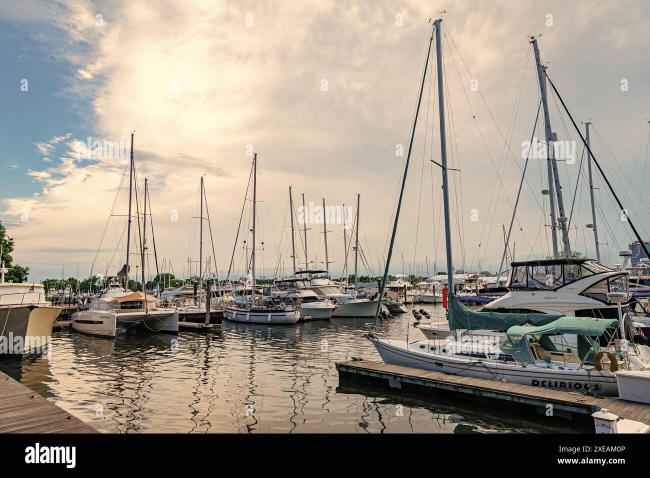 Jersey City, USA - 28 giugno 2023: Yacht e barca a vela attraccati al Liberty Landing Marina sul fiume Hudson Foto Stock