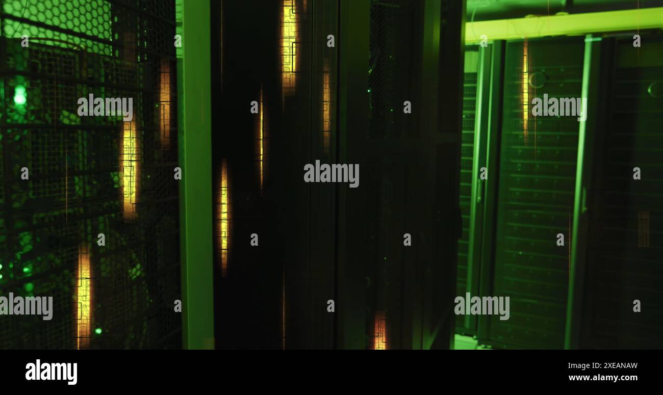 Immagine di luci illuminate che si spostano sui sistemi server dati Foto Stock