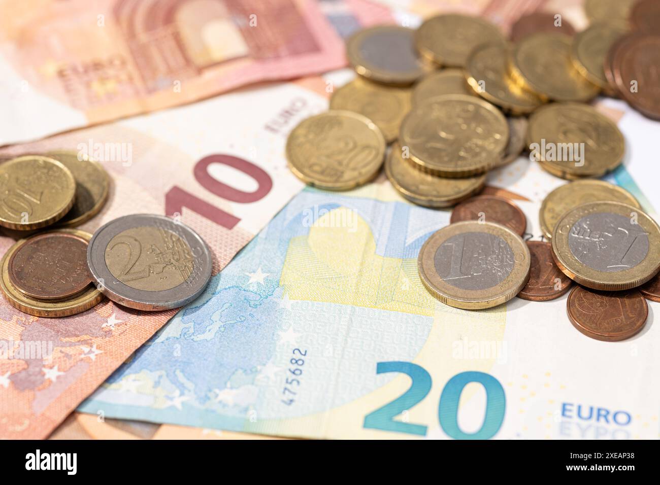 Sfondo di banconote e monete in euro Foto Stock