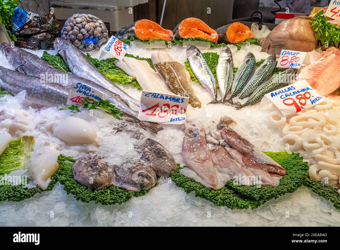 Pesce e frutti di mare visti in un mercato di Barcellona, Spagna Foto Stock