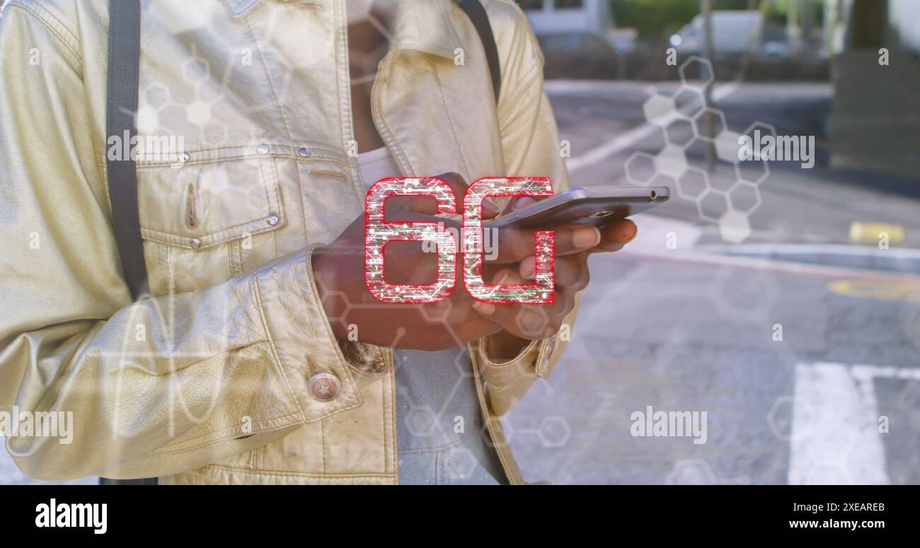 Immagine dell'elaborazione dei dati e 6g di testo su una donna afroamericana che utilizza lo smartphone Foto Stock