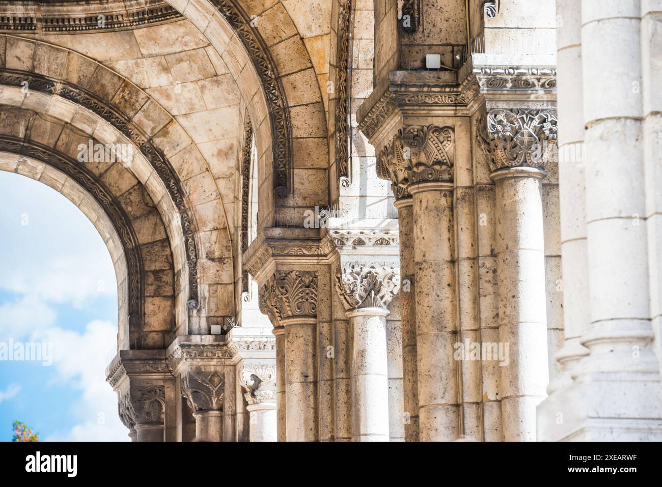 Colonne sul passaggio in Basilica Sacre Coeur di Montmartre Foto Stock