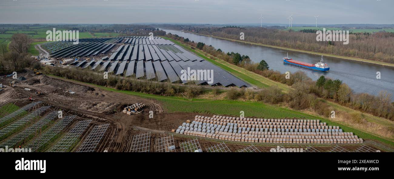 Vista aerea del cantiere di un parco fotovoltaico con cartoni su pallet contenenti energia solare Foto Stock