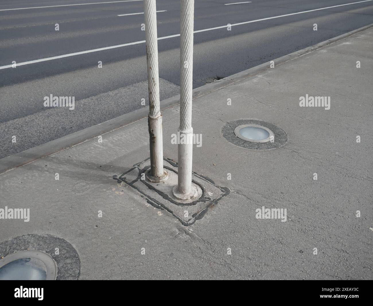 Cavi di supporto ponte sospeso collegati al calcestruzzo tramite carreggiata Foto Stock