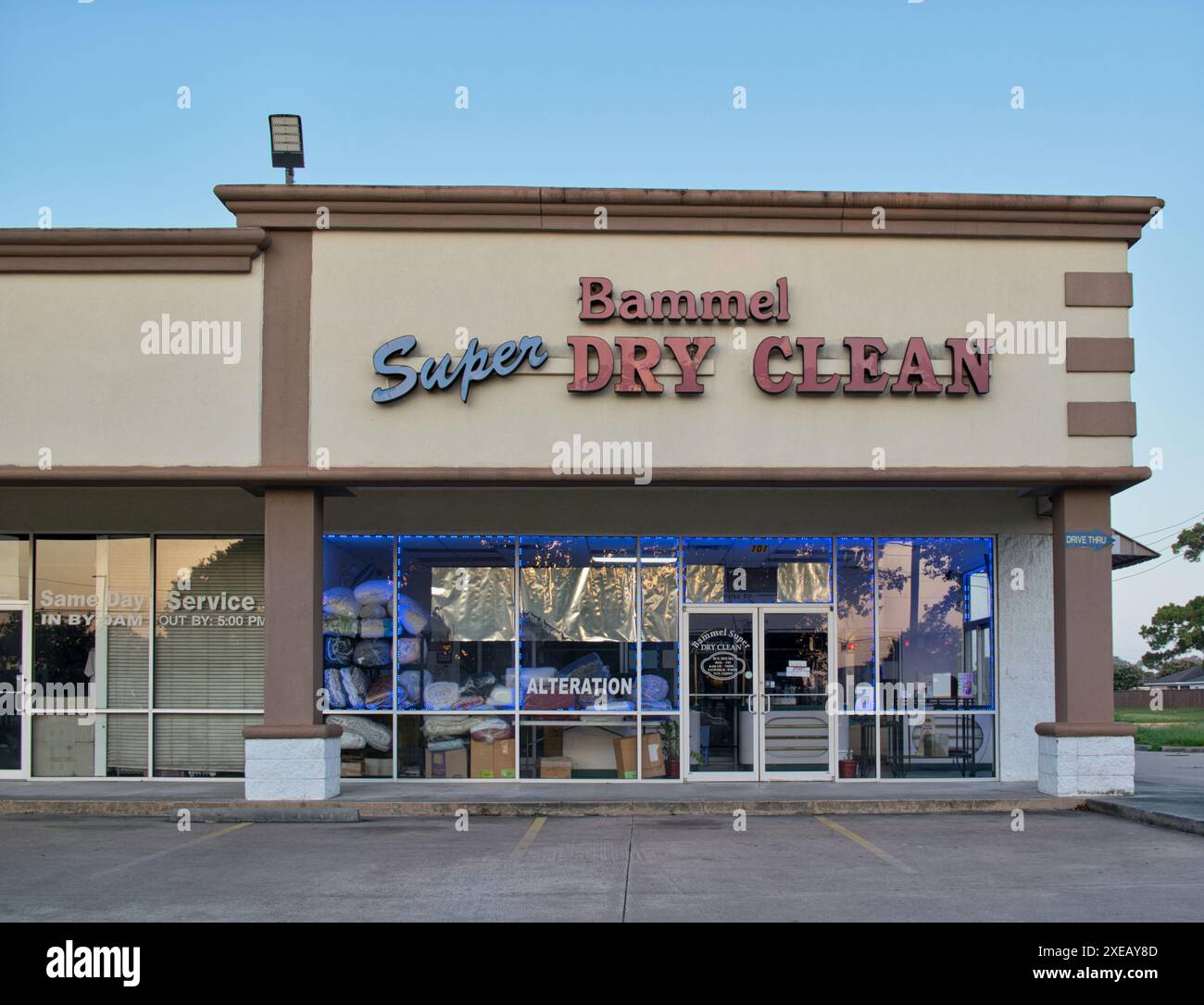 Houston, Texas USA 06-22-2024: Facciata del magazzino Bammel super dry clean business. Foto Stock
