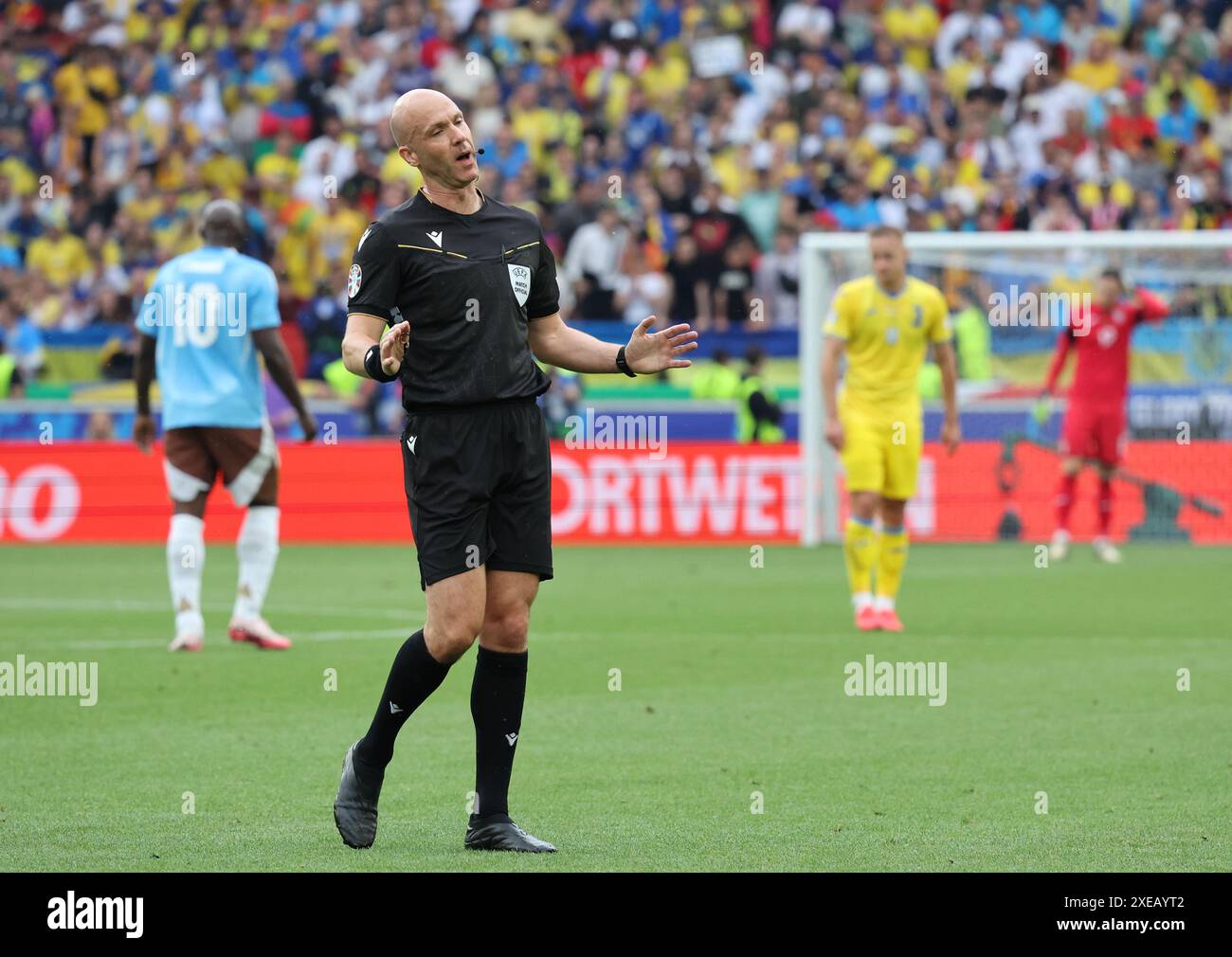 Stoccarda, Germania. 26 giugno 2024. Arbitro Anthony Taylor (ENG) in azione durante la partita della fase a gironi UEFA EURO 2024 Ucraina contro Belgio alla Stuttgart Arena di Stoccarda, Germania. Crediti: Oleksandr Prykhodko/Alamy Live News Foto Stock