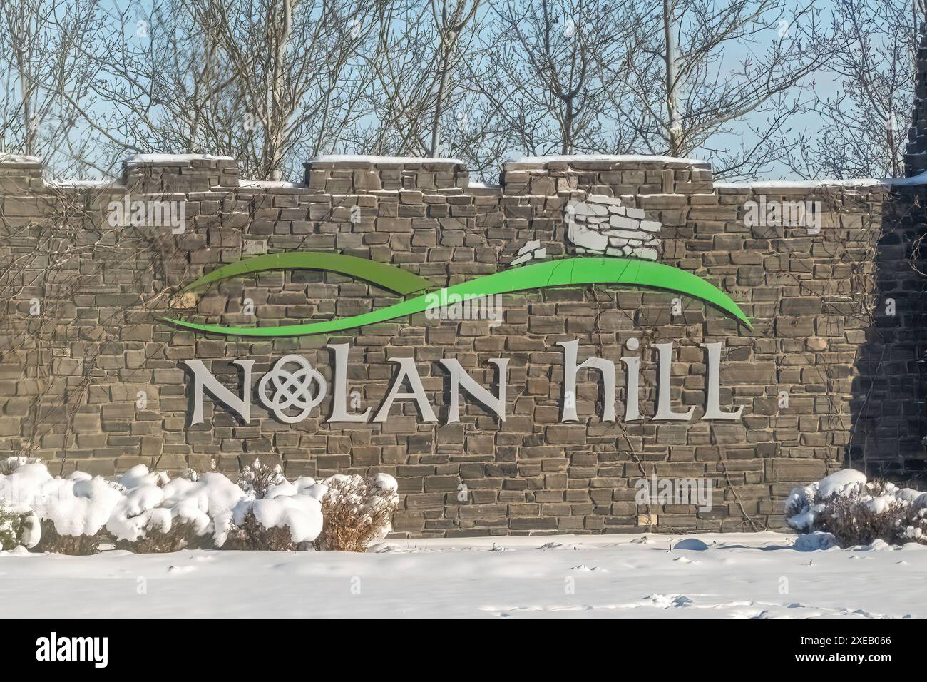 Calgary, Alberta, Canada. 6 marzo 2024. Cartello di benvenuto di Nolan Hill, un quartiere residenziale nel quadrante nord-ovest di Calgary Foto Stock