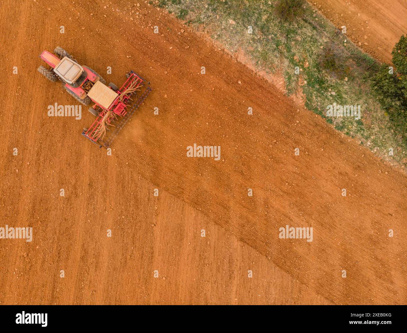 Il trattore arare un campo Foto Stock
