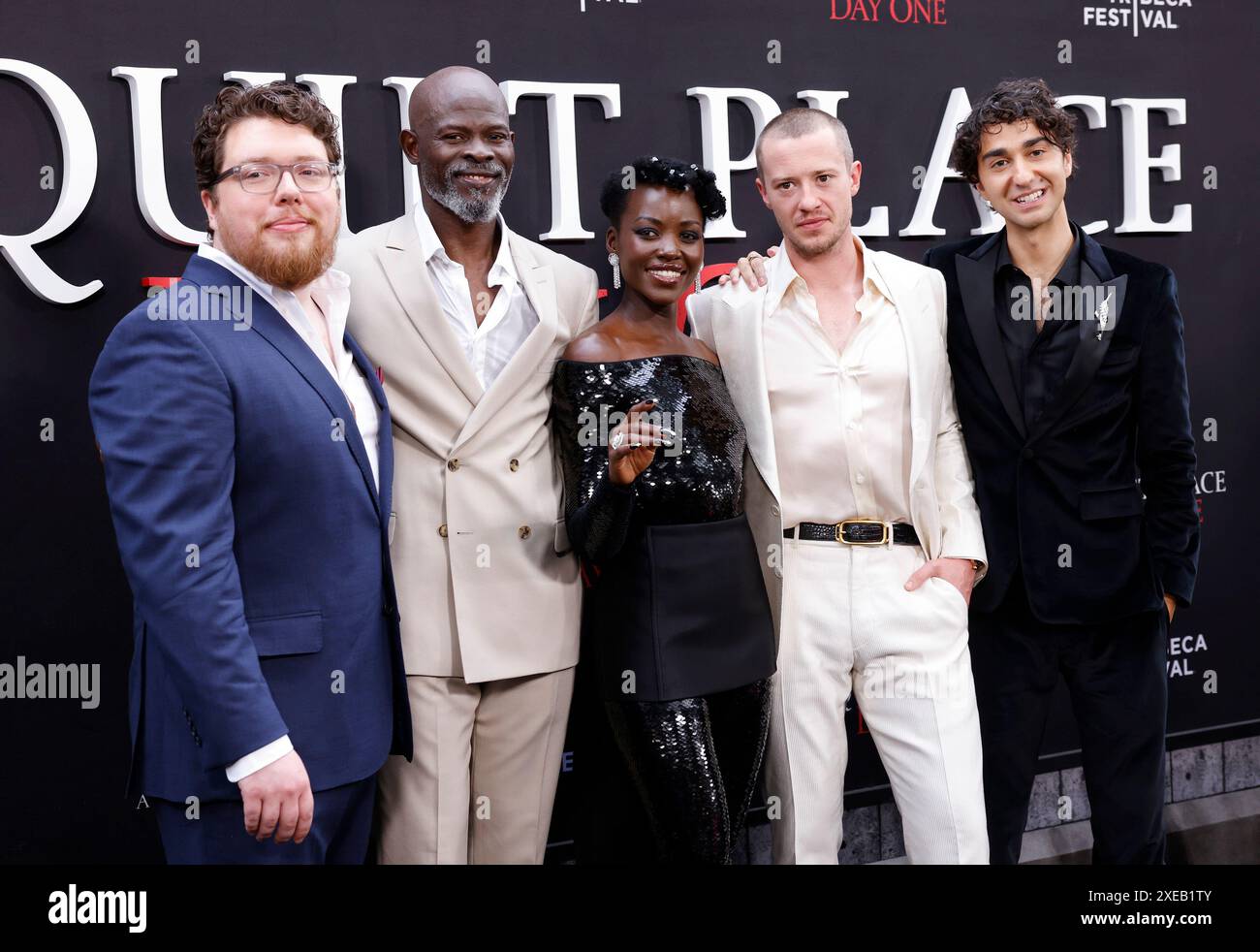 New York, Stati Uniti. 26 giugno 2024. Michael Sarnoski, gli attori Alex Wolff, Djimon Hounsou, Lupita Nyong'o e Joseph Quinn arrivano sul tappeto rosso al Paramount's 'A Quiet Place: Day One' di New York Premiere all'AMC Lincoln Square Theater mercoledì 26 giugno 2024 a New York City. Foto di John Angelillo/UPI credito: UPI/Alamy Live News Foto Stock