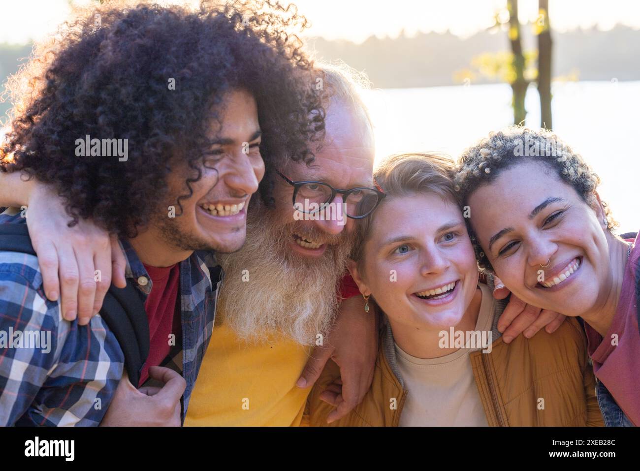 Gruppo Close-Knit che condivide le Risate in un ambiente illuminato dal sole Foto Stock