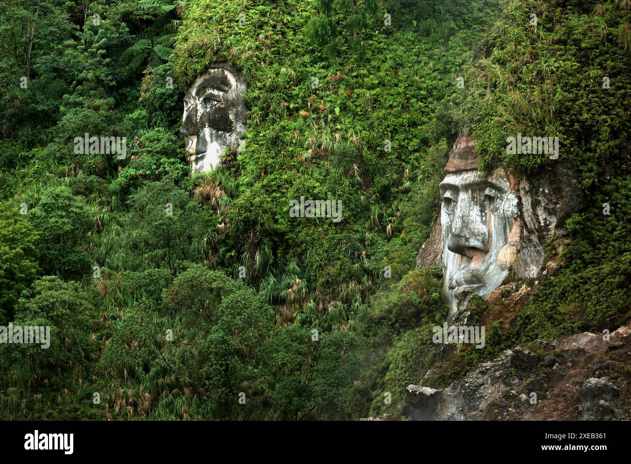 Volti giganti che illustrano i personaggi di Toar e Lumimuut, gli antenati del popolo Minahasan secondo la mitologia locale, nel Nord Sulawesi, Indonesia. Foto Stock