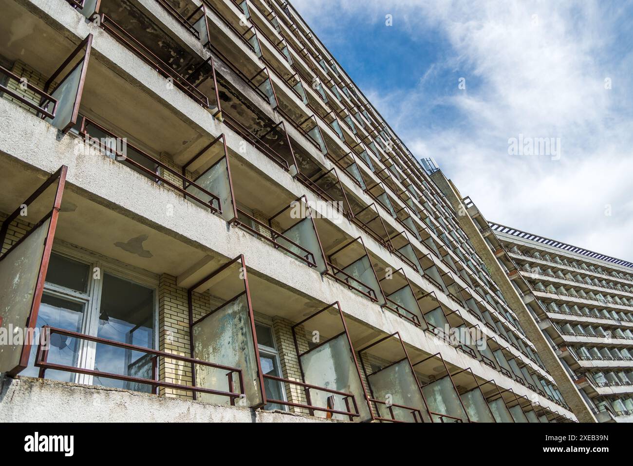 Vecchio grande edificio abbandonato del Sanatorium sullo sfondo del cielo blu Foto Stock