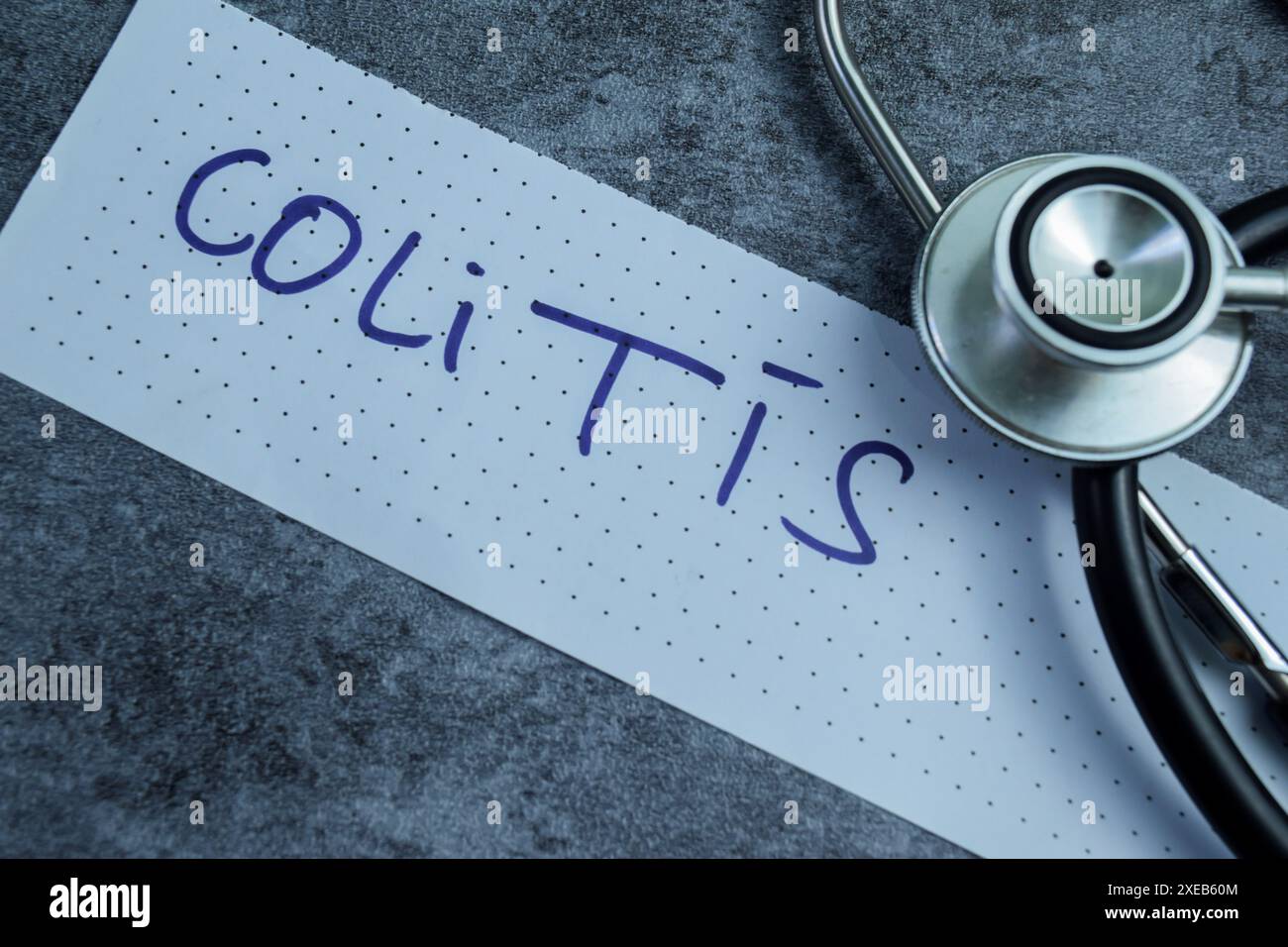 Concetto di colite scrivere su note appiccicose isolate su un tavolo di legno. Foto Stock