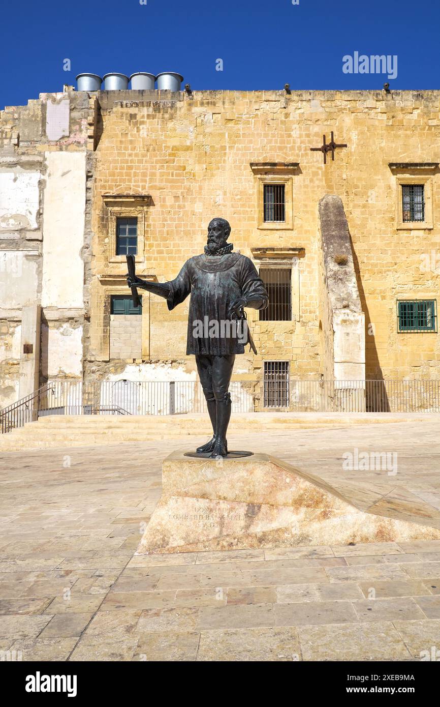 La statua di Jean Parisot De Valette sulla Pjazza Jean de Valette, la Valletta, Malta Foto Stock