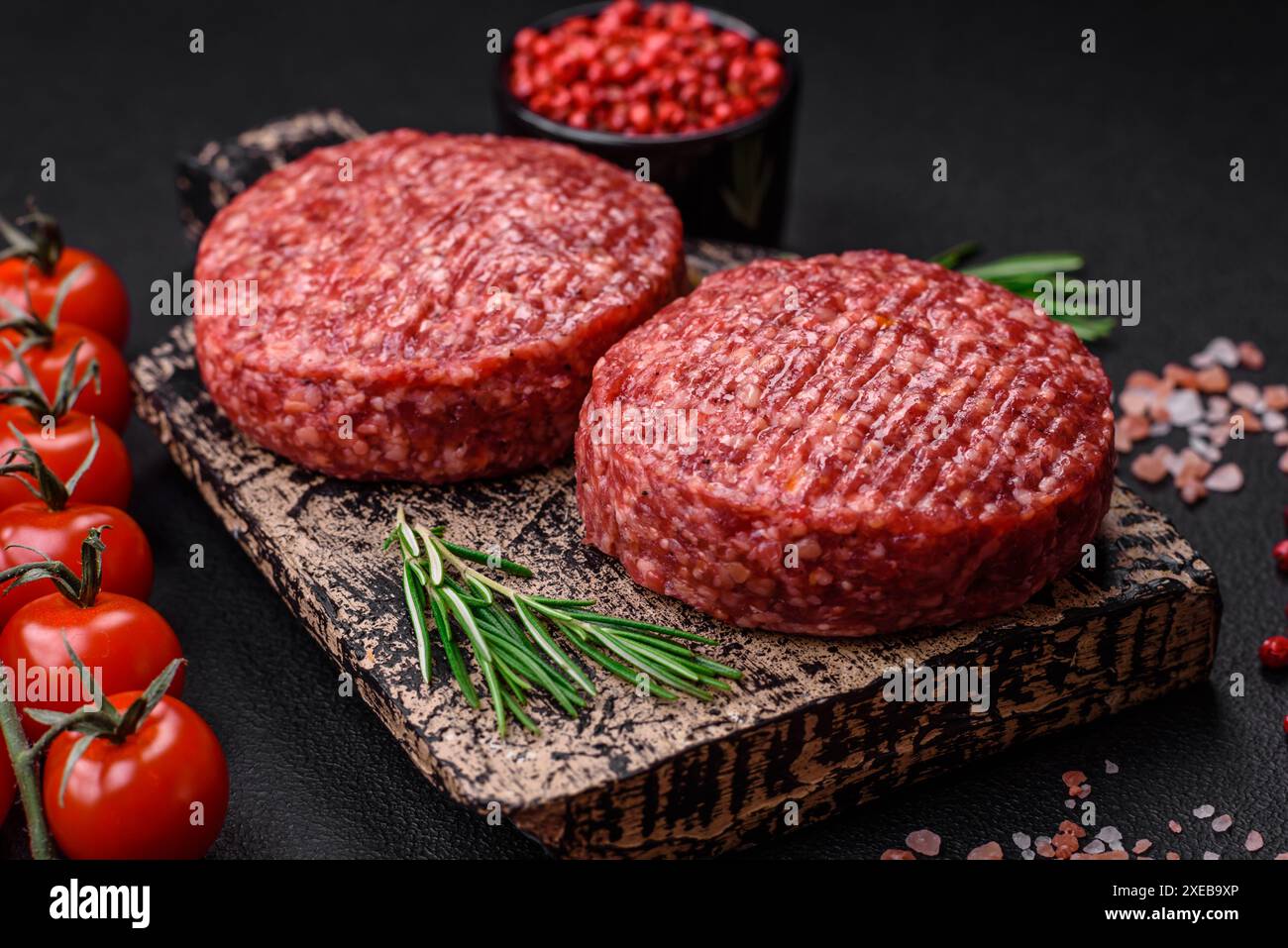 Hamburger di manzo crudo fresco con sale e spezie Foto Stock