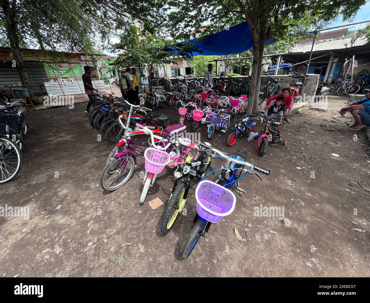 Klaten, Indonesia - 17 maggio 2024, mercato delle pulci a Jatinom, Indonesia, che vende vari oggetti usati, da pneumatici usati, pneumatici per biciclette a vestiti, usato piccante Foto Stock