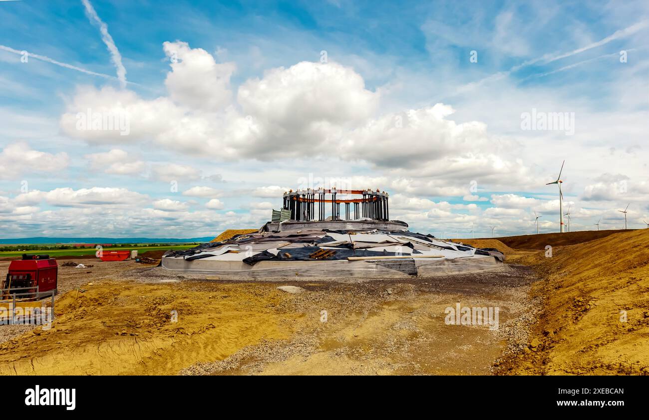 Cantiere. Fondazioni di turbine eoliche con calcestruzzo e acciaio. costruzione di turbine eoliche. Foto Stock