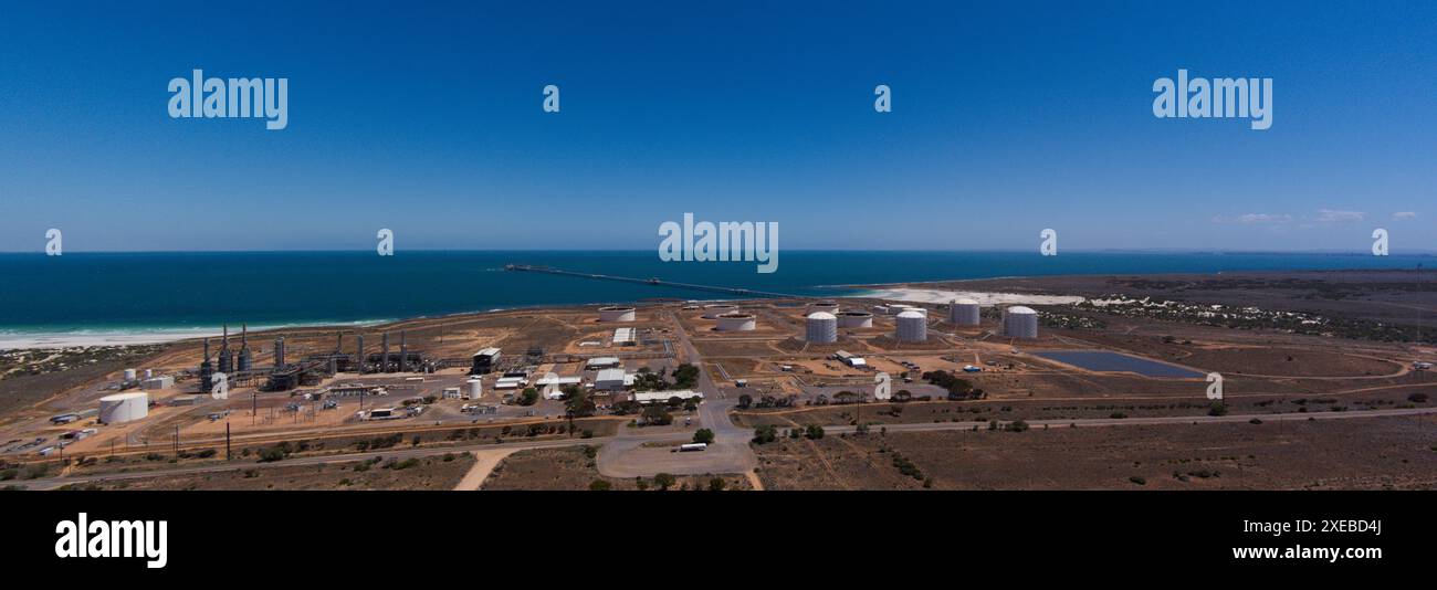 Vista aerea della struttura industriale Port Bonython Hydrogen Hub sulla costa, con grandi vasche di stoccaggio e cieli azzurri Foto Stock