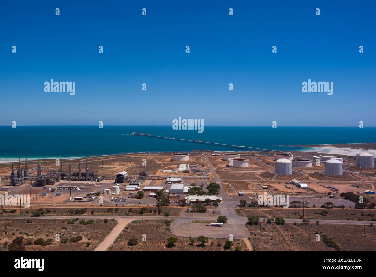 Vista aerea della struttura industriale Port Bonython Hydrogen Hub sulla costa, con grandi vasche di stoccaggio e cieli azzurri Foto Stock