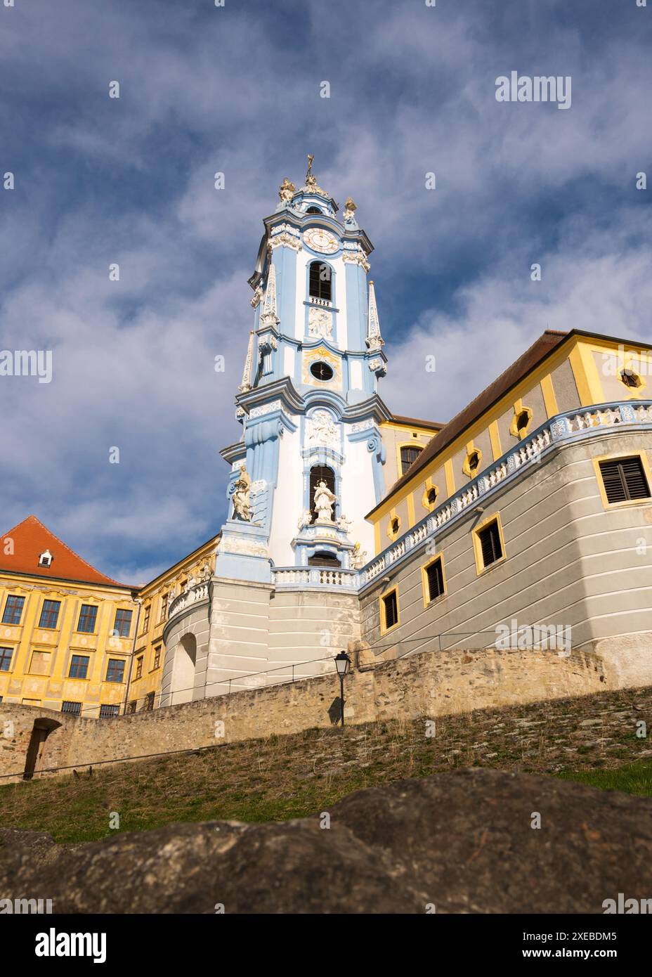 Famosa chiesa bianca e blu di DÃ¼rnstein, Wachau, unesco, patrimonio dell'umanità, bassa austria, austria Foto Stock