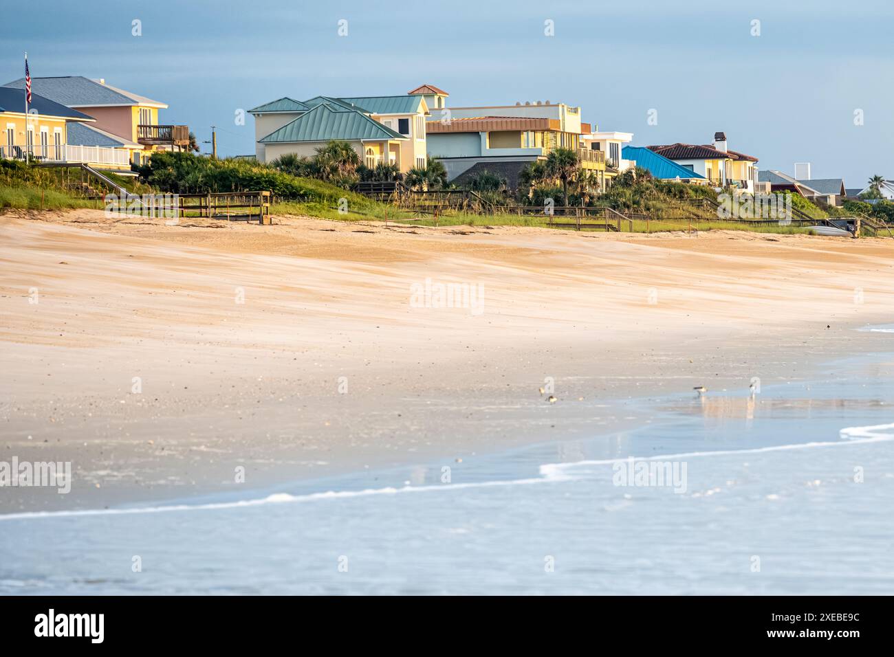 Case sulla spiaggia all'alba lungo l'oceano a South Ponte Vedra Beach, Florida. (USA) Foto Stock