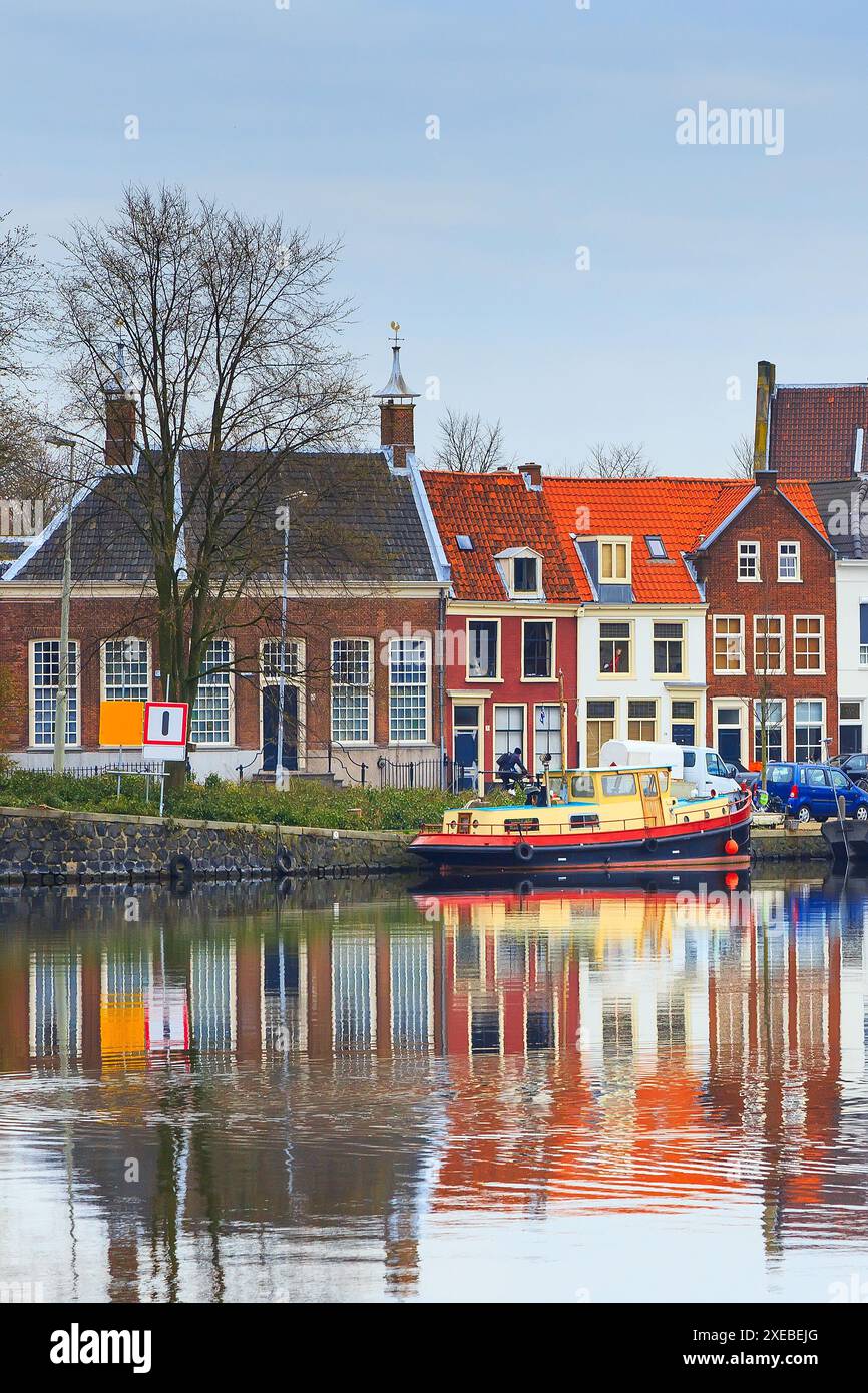 Vista sulla strada e sul canale a Haarlem, Olanda Foto Stock