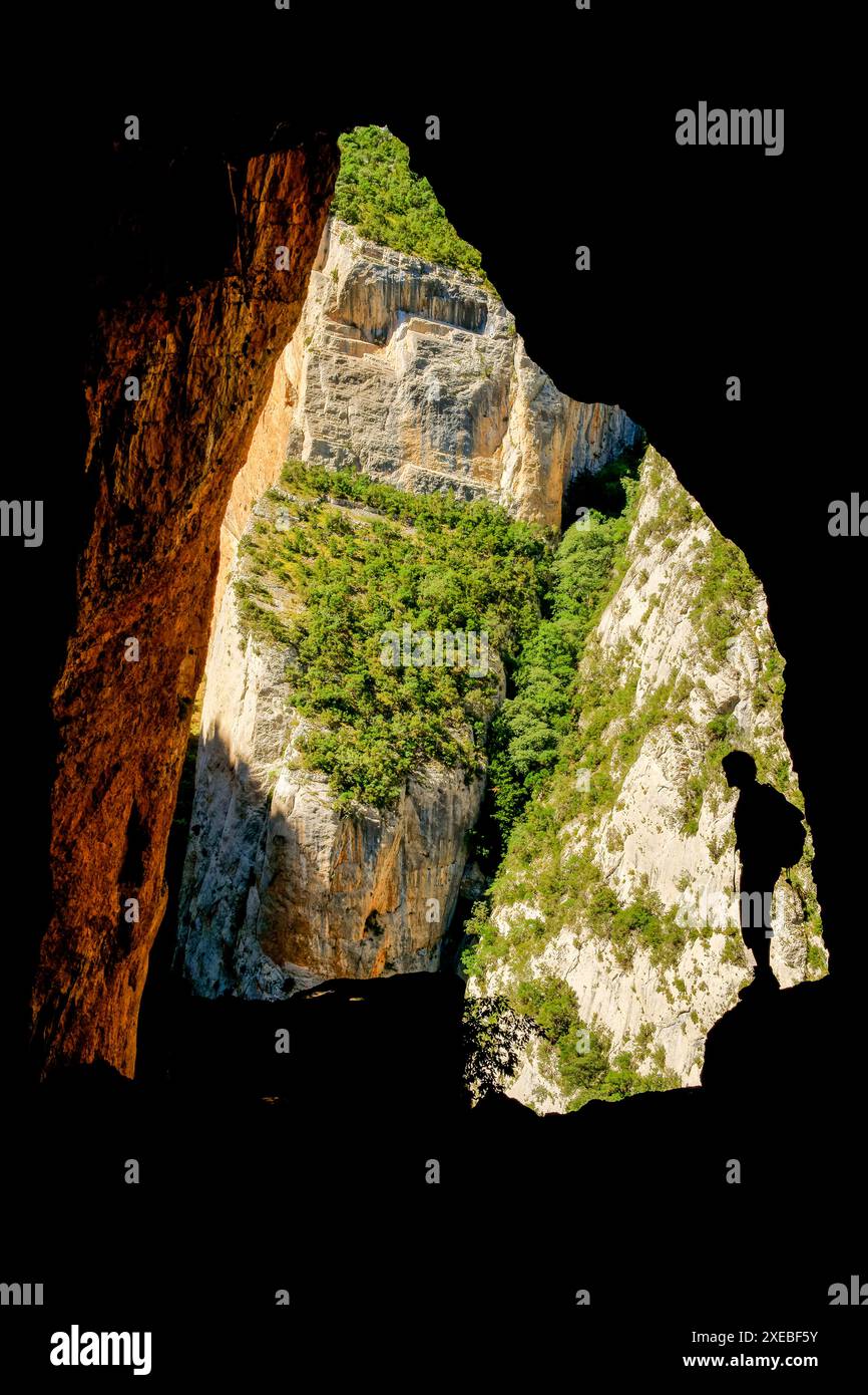 Escursione sul sentiero sospeso di Congost de Mont-Rebei. Massiccio di Montsec. Lleida. Catena montuosa dei Pirenei. Catalogna. Spagna. Foto Stock