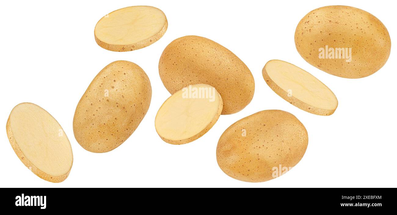 Fette di patate in caduta isolate su sfondo bianco Foto Stock