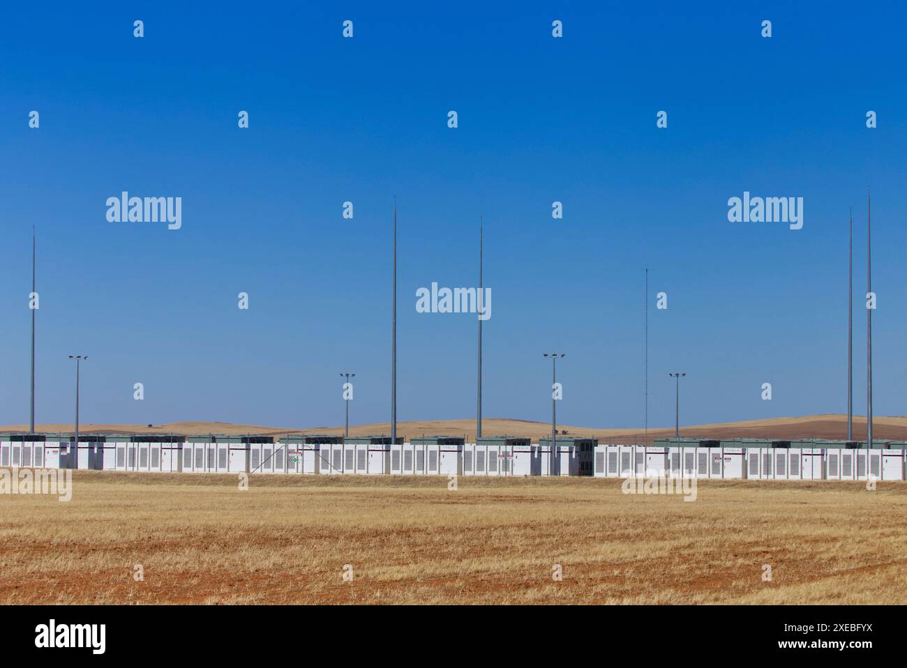 Hornsdale Power Reserve, sede del primo sistema di immagazzinamento delle batterie Big Battery (BESS) Tesla al mondo quando è stata installata per la prima volta, lungo un parco eolico su larga scala Foto Stock