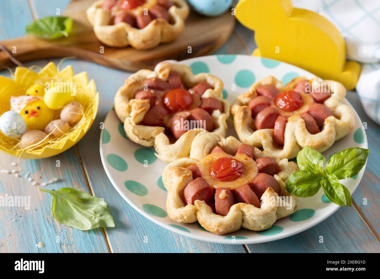 Pizza in pasta sfoglia con formaggio e pomodori. Foto Stock