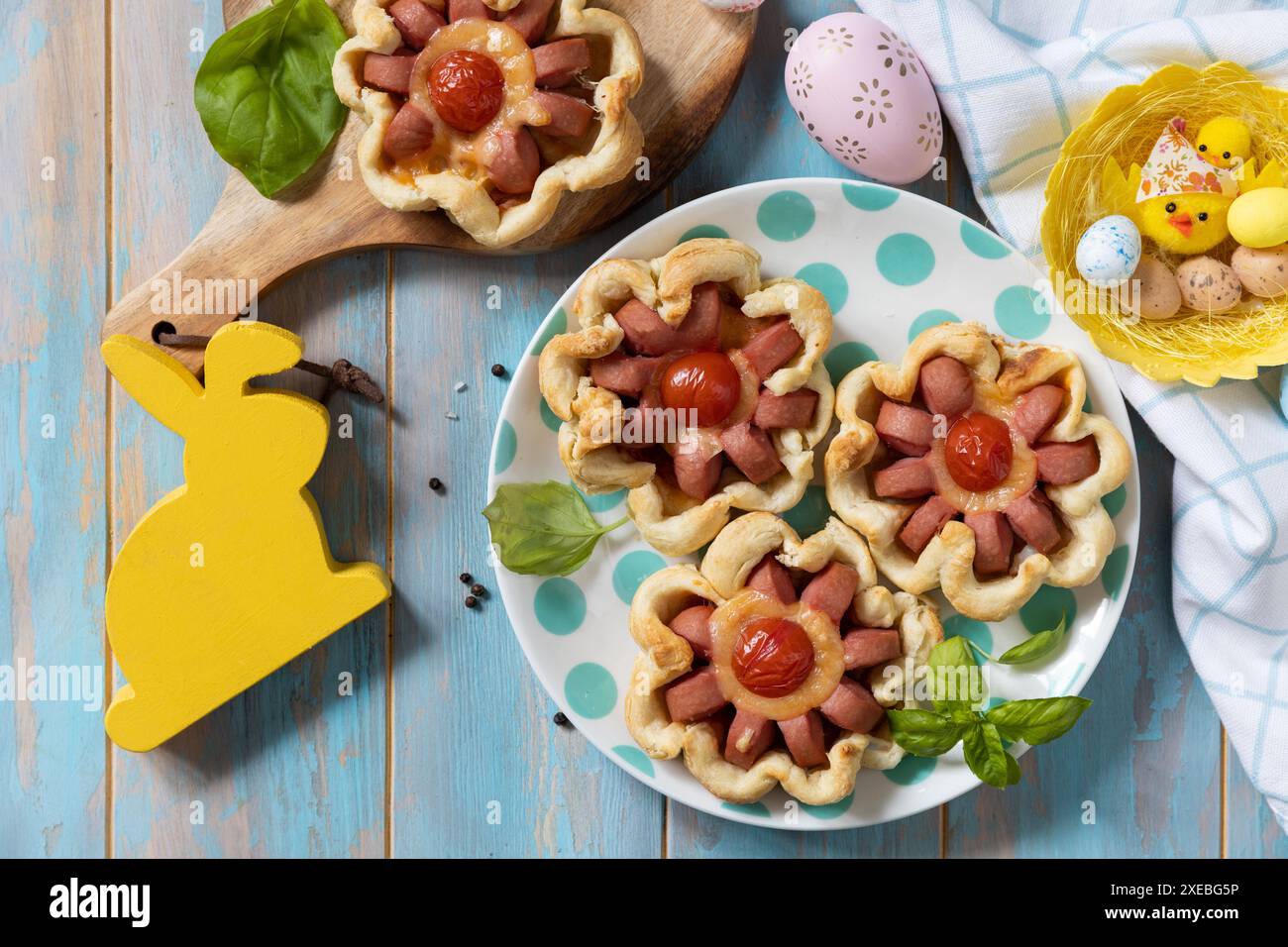 Pizza in pasta sfoglia con formaggio e pomodori. Foto Stock