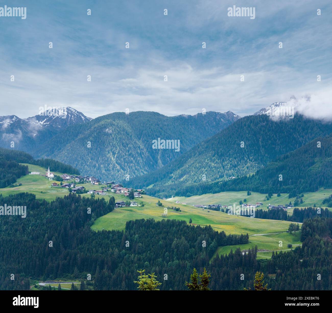Estate in montagna vista del paese. Foto Stock