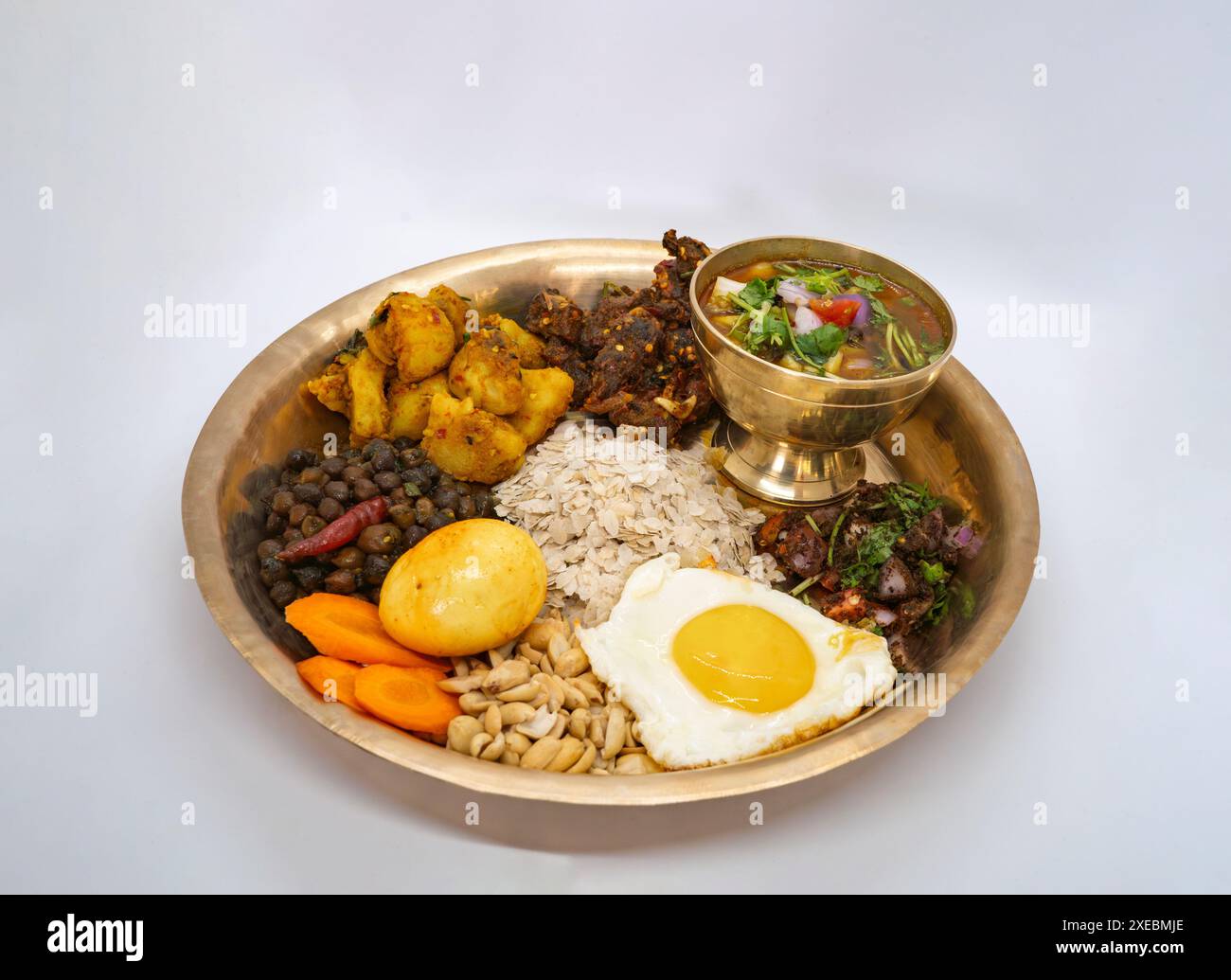 Newari Khaja Set tipico Thali nepalese con fiocchi di riso, Choyila, uova, ceci, Tama, zuppa di bambù, pranzo Aalu Sadheko Foto Stock