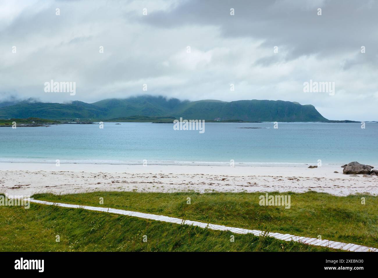 Ramberg beach estate nuvoloso vista (Norvegia, Isole Lofoten). Foto Stock