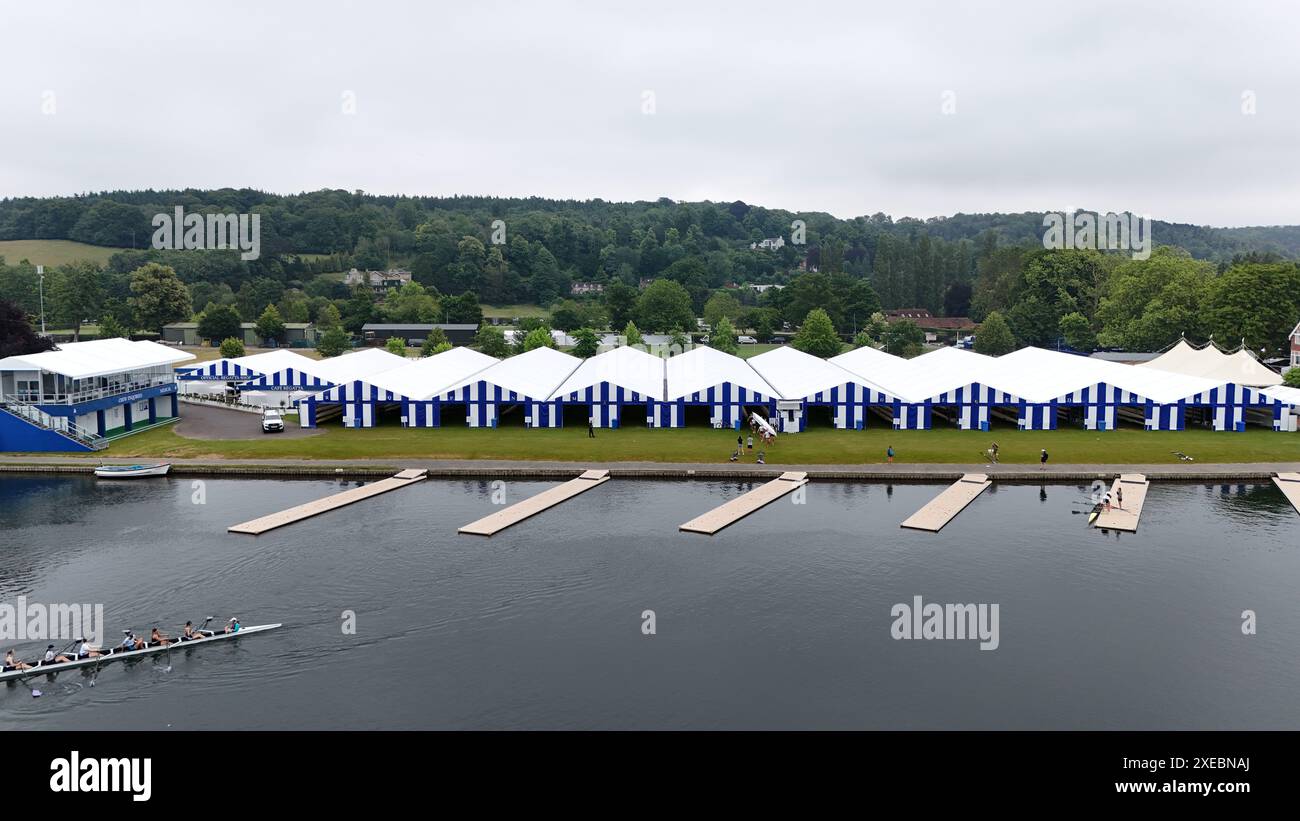 Henley-on-Thames, Regno Unito. 27 giugno 2024. I rematori hanno un inizio anticipato per allenarsi per la Henley Regatta. Crediti: Uwe Deffner/Alamy Live News Foto Stock