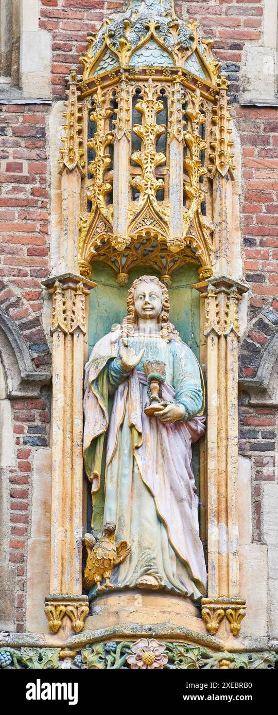Statua di San Giovanni il Divino (l'amato discepolo di Gesù Cristo) su una parete esterna del St John's College, Università di Cambridge, Inghilterra Foto Stock
