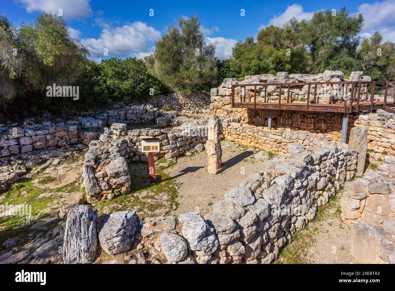 Talaiot e le camere semi-indipendenti dell'era talaiotica (età del ferro). Sito archeologico Hospitalet Vell Foto Stock