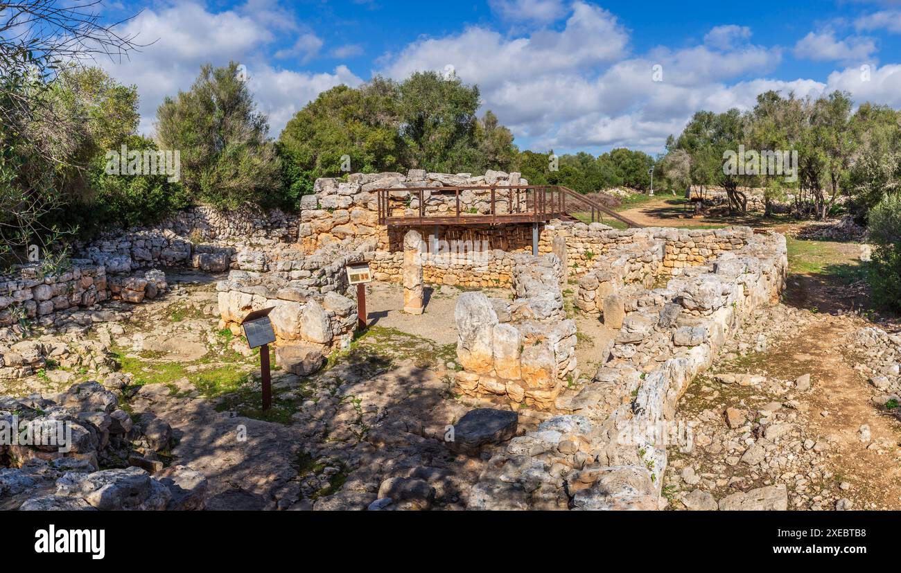 Talaiot e le camere semi-indipendenti dell'era talaiotica (età del ferro). Sito archeologico Hospitalet Vell Foto Stock