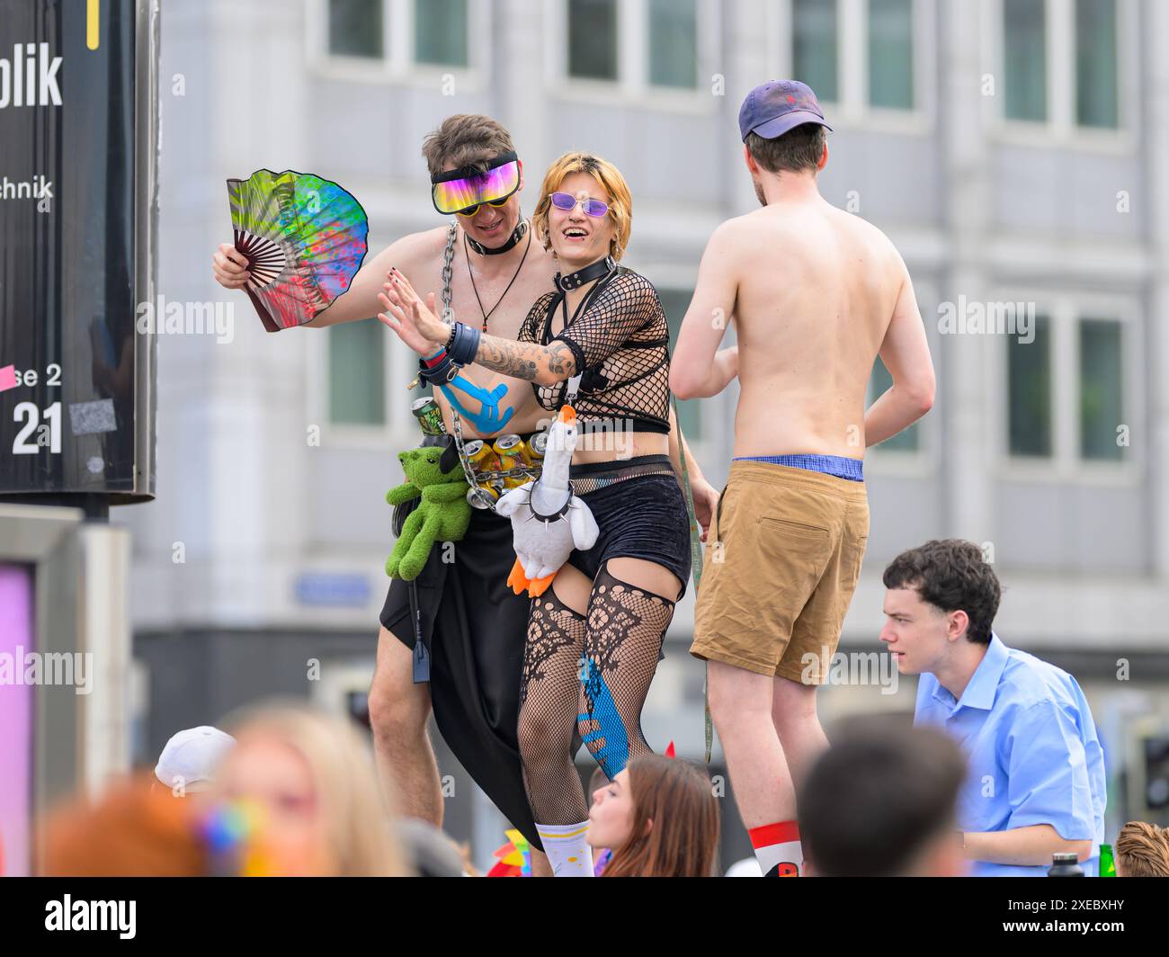 Vienna, Austria - 8 giugno 2024: Persone al Vienna Pride in estate sulla Wiener Ringstrasse, donna che danzava per strada Foto Stock