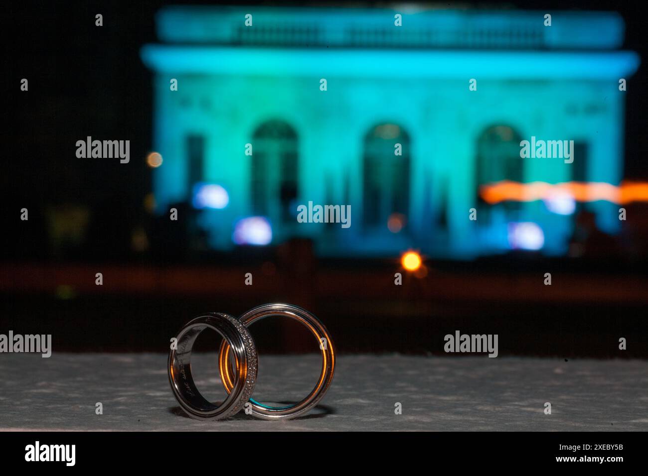 Anelli per matrimoni e romantiche luci notturne in un ambiente elegante Foto Stock