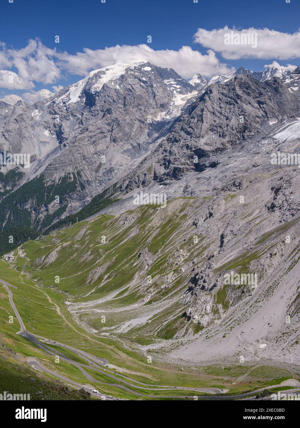Alcuni tornanti in prossimità della parte superiore della rampa orientale del Passo dello Stelvio (Southy Alto Adige, Italia) in una giornata di sole in estate Foto Stock