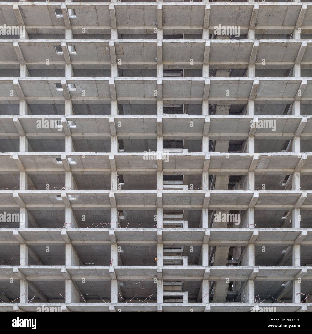 Un grande edificio ad appartamenti a piu' piani e' in costruzione Foto Stock